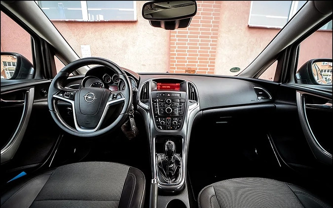 Opel Astra cena 27999 przebieg: 207000, rok produkcji 2012 z Elbląg małe 631